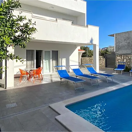 Gorgeous In With Swimming Pool *