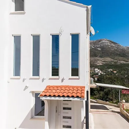 Appartement Gorgeous In With Swimming Pool Cavtat