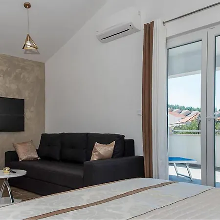 Appartement Gorgeous In With Swimming Pool Cavtat